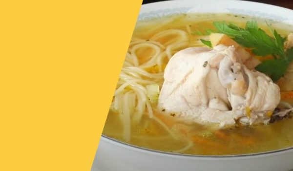 Sopa de pollo con fideos
